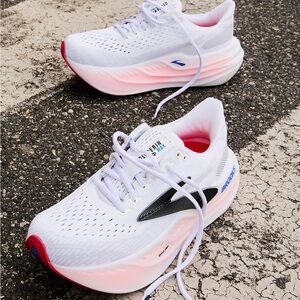 Brooks Glycerin Max sneakers in size 7. Color is white black diva pink.